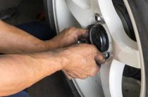 Как снять колпак с колеса автомобиля — пошаговая инструкция и советы