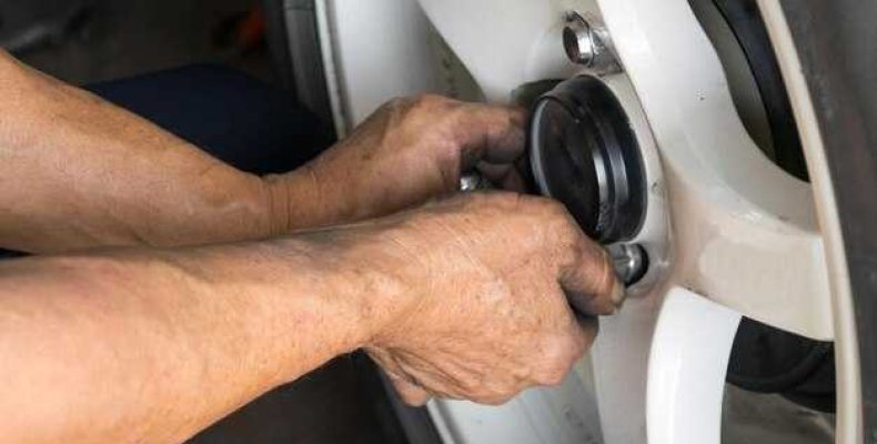 Как снять колпак с колеса автомобиля — пошаговая инструкция и советы