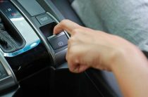 Как снять переключатель поворотов на Рено Сандеро — пошаговая инструкция