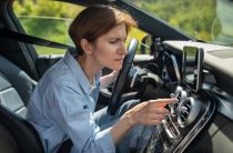 Машина едет сама без нажатия на газ — Как работает автопилот и его преимущества